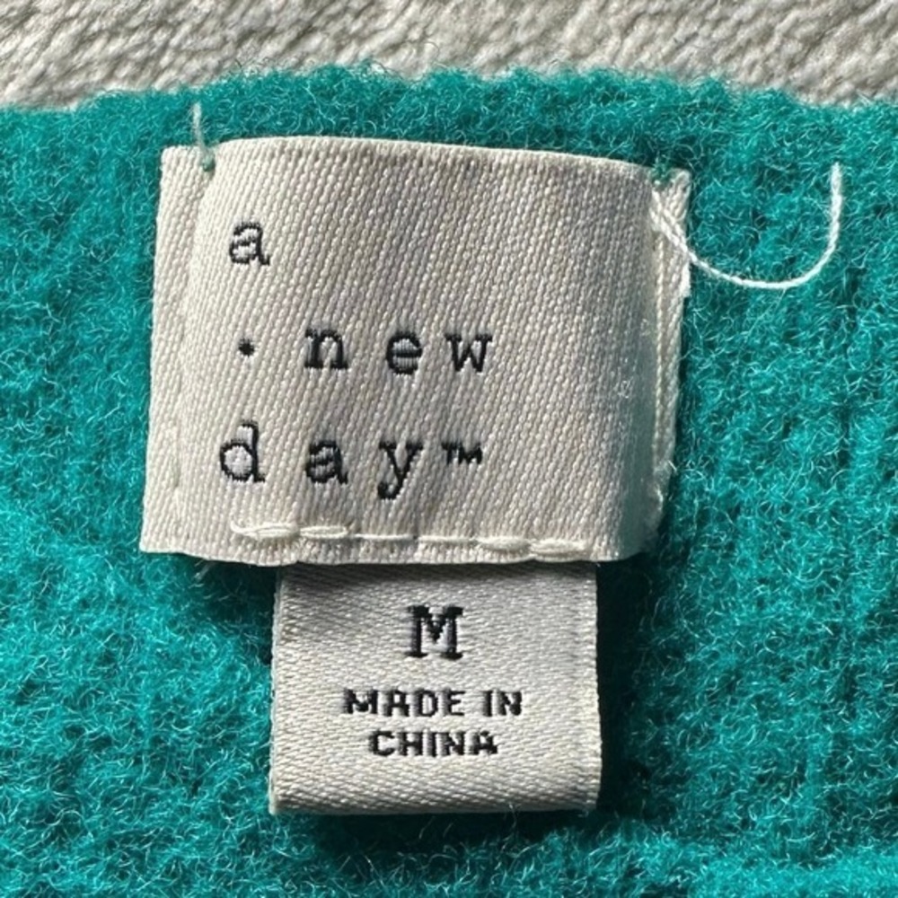 A New Day Green Fuzzy Crop Sweater Tank M Knit Sleeveless V Neck Academia Preppy - Picture 6 of 8
